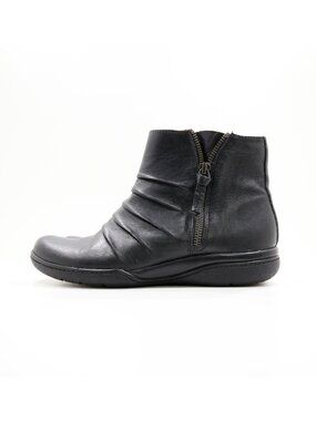Clarks Kearns Blush Black Leather Flat Ankle Boots - Women's 7